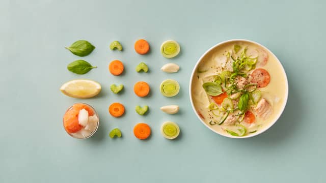 Fiskesuppe med laks, lettsaltet torsk og basilikum