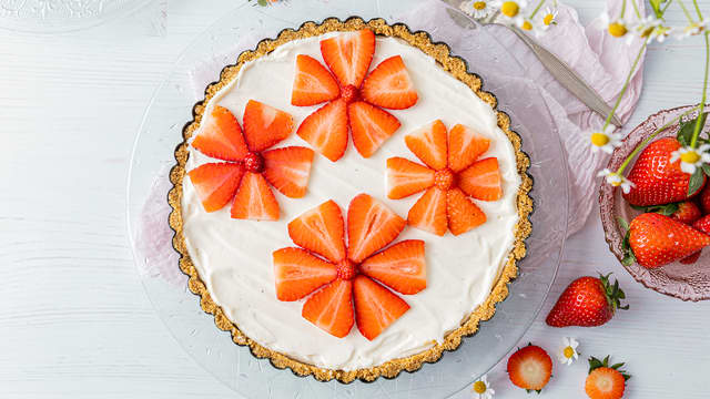 Sommerpai med frisk ostekrem og jordbær