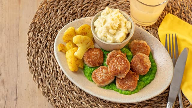 Kyllingkjøttboller med ertepuré og blomkål