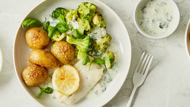 Bakt torsk med sprøstekte poteter, brokkoli og yoghurtdressing