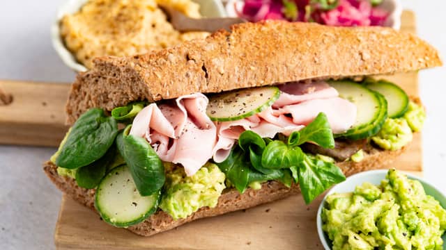 Baguette med avokado og skinke