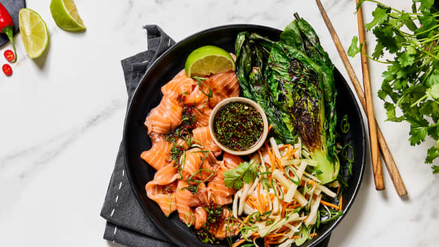 Råkostsalat med sashimi og grillet hjertesalat