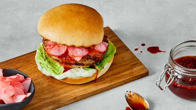 Kyllingburger med syltet reddik og jalapeño-aïoli