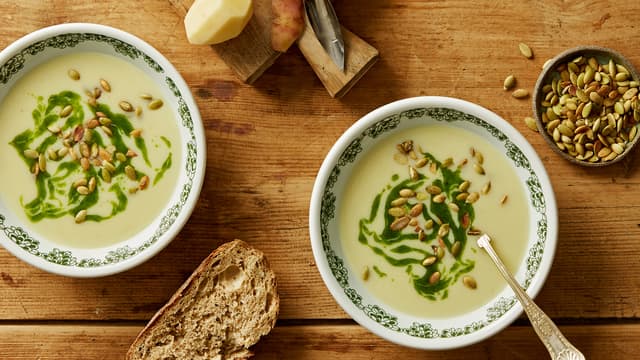 Potetsuppe med gresskarkjerner og gressløkolje