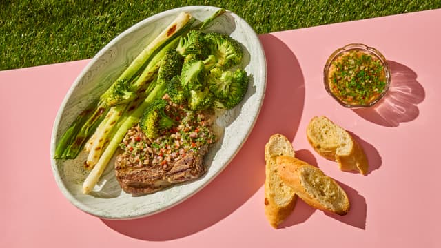 Grillet brokkoli og vårløk med chimichurri-saus