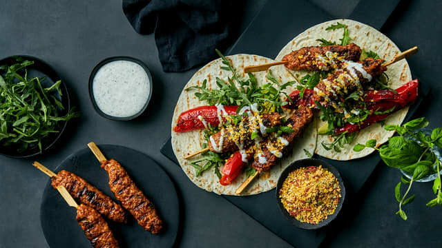 Wraps med svinesticks chorizo, grillet spisspaprika og yoghurtsaus