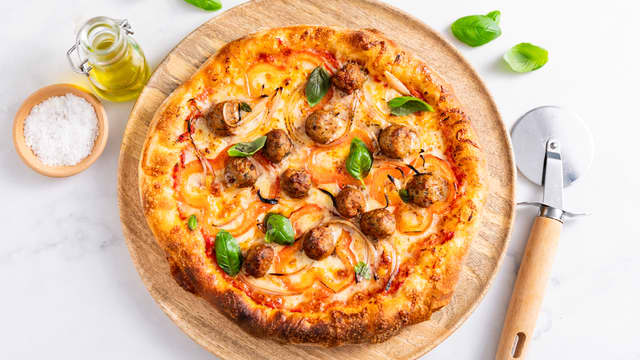 Hjemmelaget pizza med kjøttboller