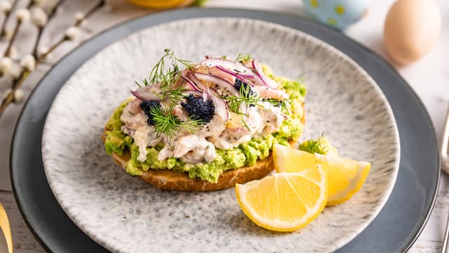 Skagenrøre på toast med avokado og sitron