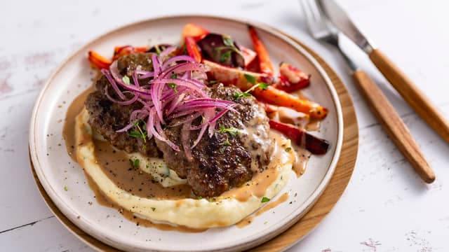 Karbonader med potetstappe, fløtesaus og ovnsbakte grønnsaker