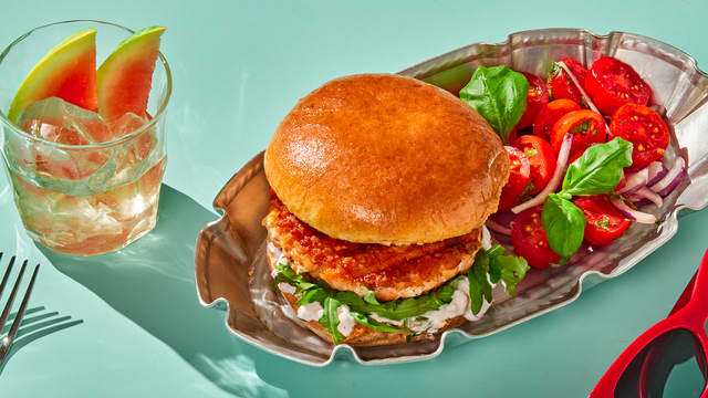Lakseburger med kremet kapersdressing og tomatsalat