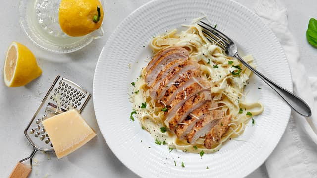 Pannestekt kyllingfilet med sitronpasta