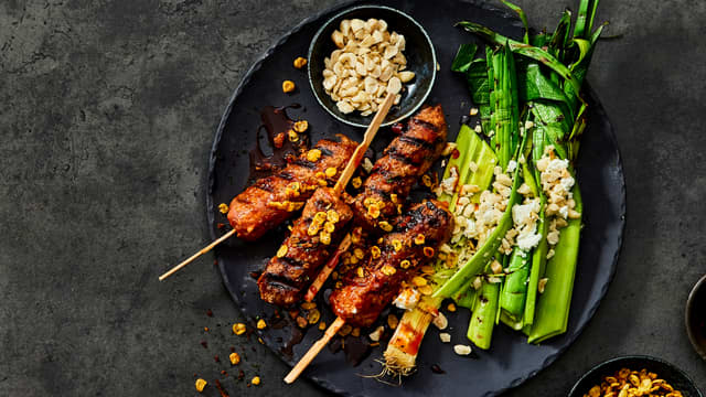Svinesticks med grillet purre- og chevresalat