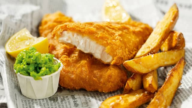 Fish & Crisp med ertemos og potetstaver