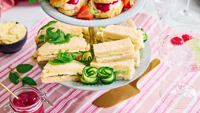 Fingersandwich med røkt skinke og brie