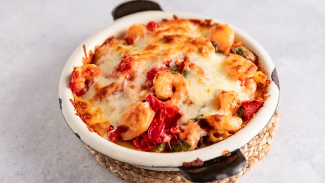 Gratinert pastapanne med scampi og spicy tomatsaus