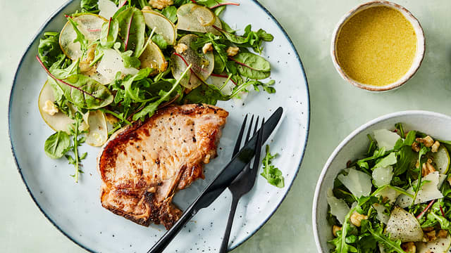 Svinekoteletter med pære- og valnøttsalat