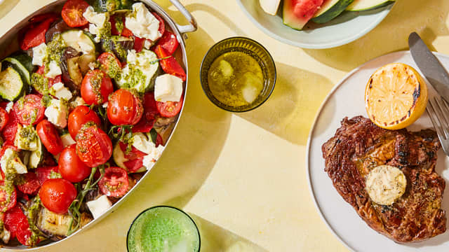 Entrecôte med grillet ratatouille, pesto og fetaost