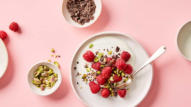 Bringebær med mørk sjokolade med pistasj og vaniljekesam