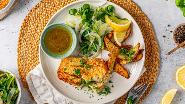 Fiskegrateng med potetbåter og frisk råkostsalat