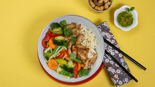 Wok med strimlet svinekjøtt og grønn chilisaus