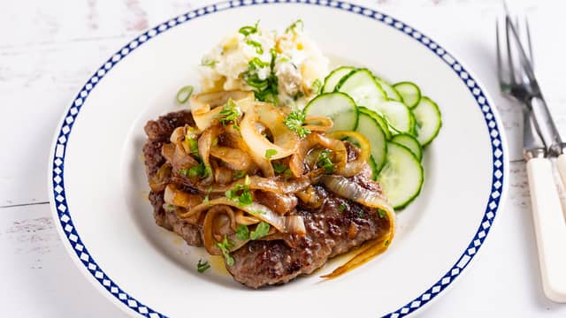 Karbonader med stekt løk, potetsalat og sursøt agurk