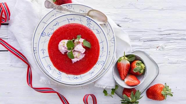 Kald jordbærsuppe med jordbæris