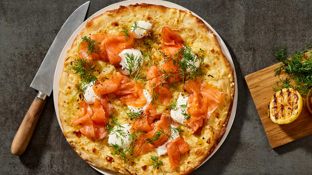 Hvit pizza med røkelaks og rømme