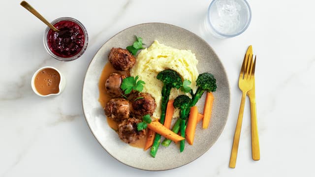 Kjøttboller med potetmos, brun saus og stekte grønnsaker