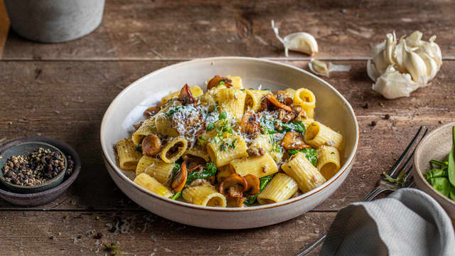 Kremet rigatoni med sopp, spinat og kjøttsaus