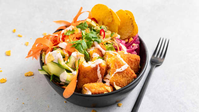 Bowl med sprøbakt hyse med ananas- og avokadosalsa