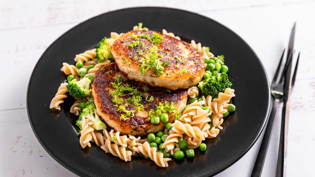 Rustikk fiskeburger med fullkornspasta