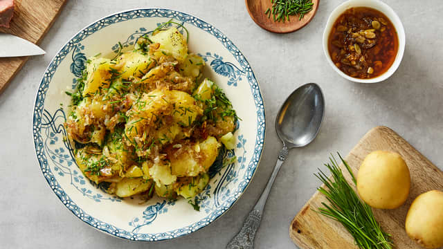 Ovnsbakt potetsalat med sprø sjalottløk- og sitronolje