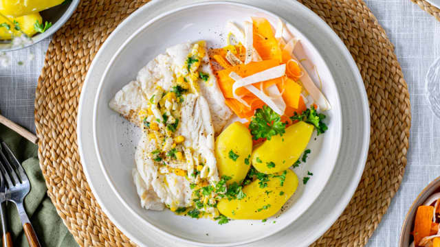 Torsk med eggesmør, poteter og råkostsalat