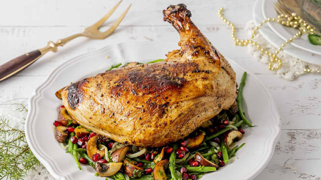 Marinert kalkunbryst med aspargesbønner, småløk og sopp