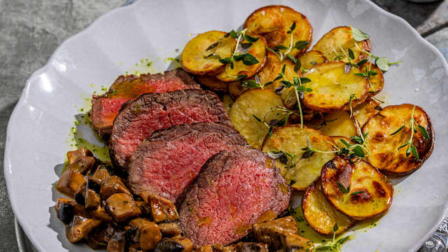 Biff med soppragu, potetskiver og persilleolje