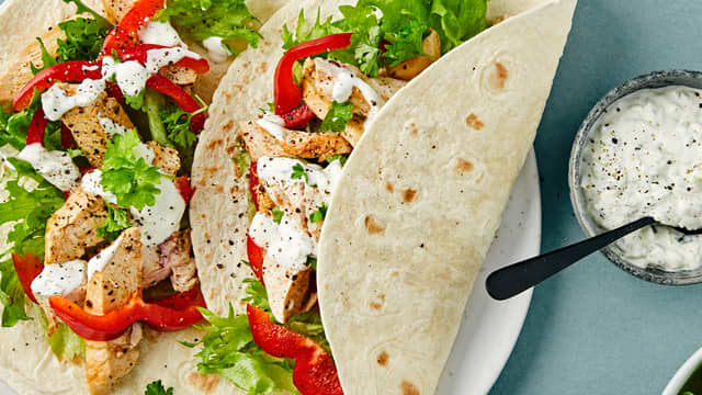Wrap med kyllingfilet, Tzatziki og Isberg mix