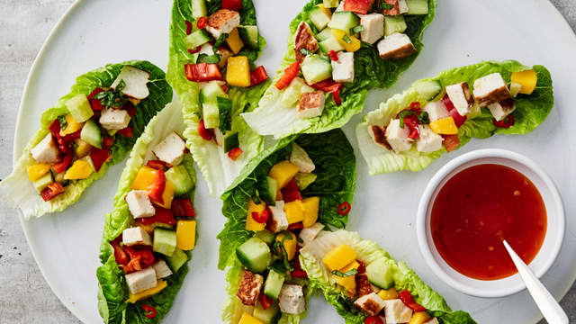 Fiskekaker i terninger på hjertesalat