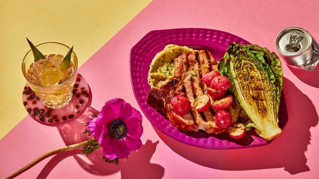 Sommerkoteletter med grillede grønnsaker og hvitløkssmør