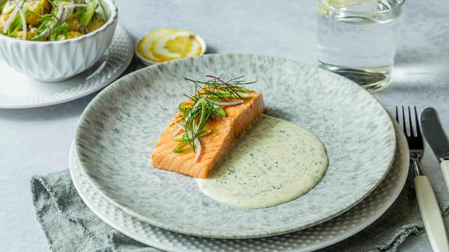 Bakt laks med smørsaus på kulturmelk og lun potetsalat