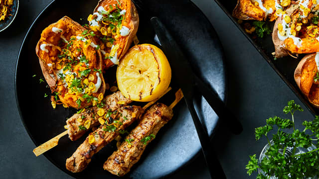 Svinesticks chili og appelsin med saltbakt spicy søtpotet