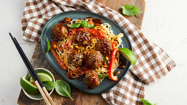 Sticky thai-kjøttboller med eggnudler