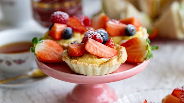 Porsjonsterter med krem og bær