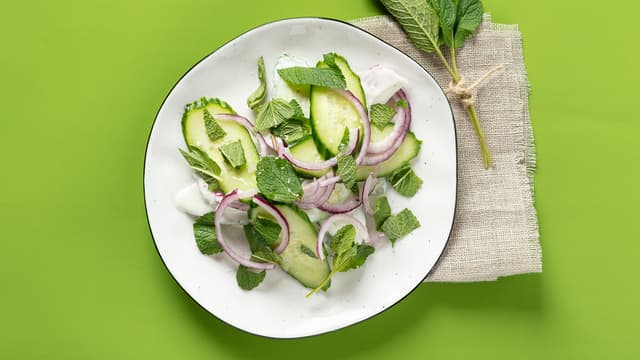 Rødløk- og agurksalat