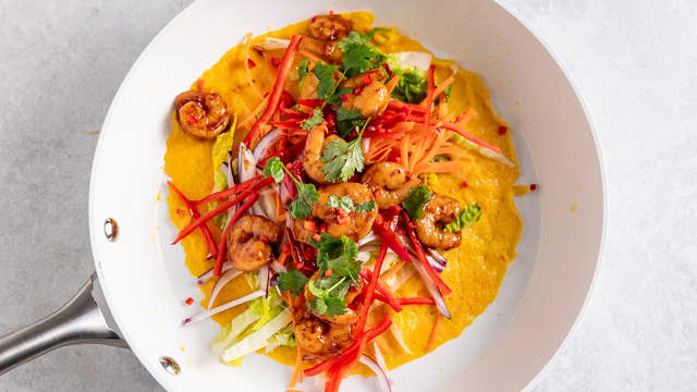 Omelett-wrap med scampi, hvitløk og sprø grønnsaker
