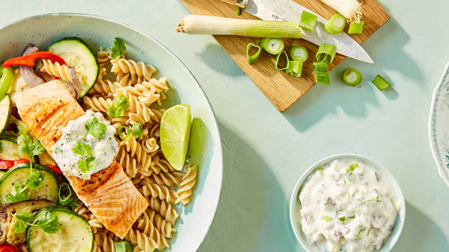 Grillet laks med pasta og grønnsaker