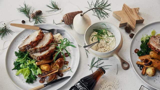 Surret skinkestek med ovnsbakte grønnsaker og blåmuggsaus