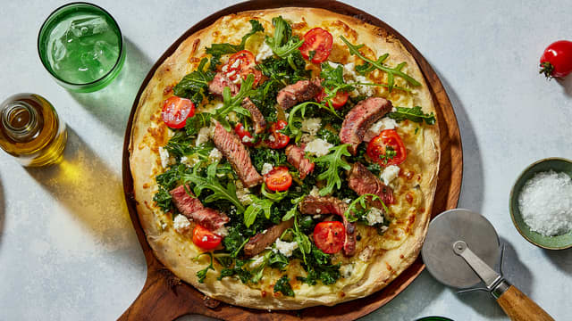 Pizza med grønnkål, tomat og grillet entrecôte
