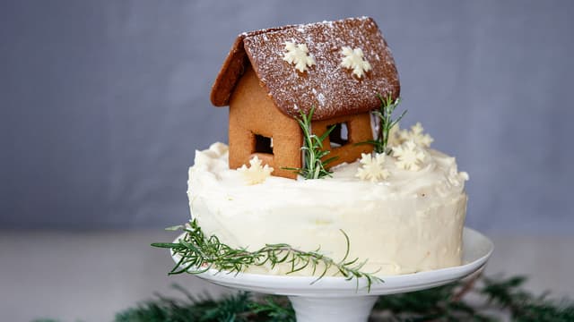 Krydderkake med ostekrem og pepperkakehus