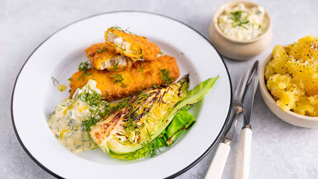 Sprøbakt hyse med grillet kål og agurk- og dillsaus
