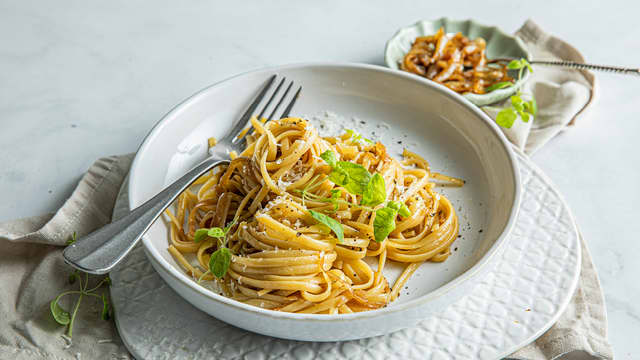 Pasta med karamellisert løk